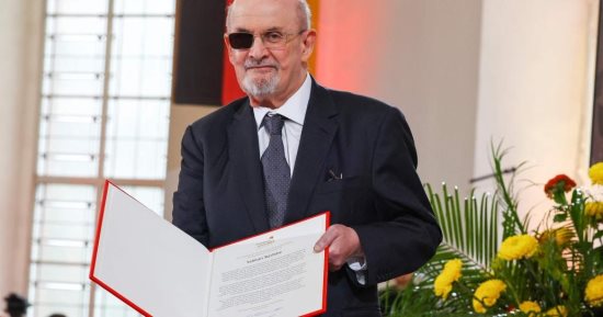 سلمان رشدى يتسلم جائزة السلام الألمانية 2023.. صور وفيديو