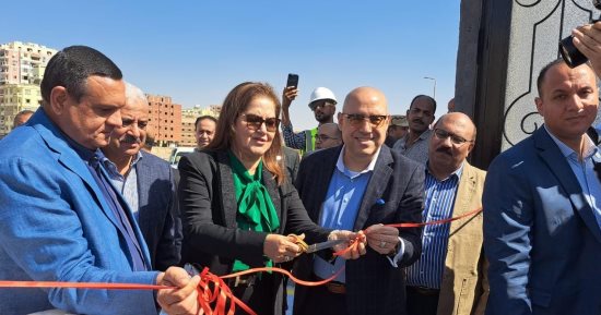 وزراء الإسكان والتخطيط والتنمية المحلية ومحافظ السويس يفتتحون مشروعات صرف صحى