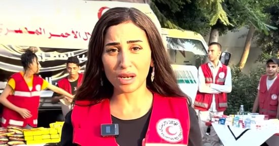 دينا الشربينى تشارك فى فريق متطوعى الهلال الأحمر لمساندة غزة.. صور