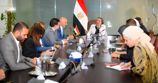 وزيرة البيئة تبحث تطورات مشروع إعادة تدوير العبوات الكرتونية