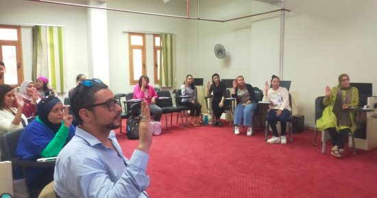 مقرر دراسى داخل معهد ترجمة الفنون والآداب بأكاديمية الفنون بلغة الإشارة