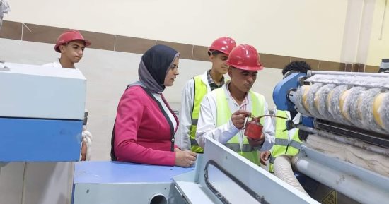 تدريب طلاب المدارس الفنية عمليا على صناعة الغزل.. صور