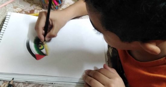 فلسطين فى عنينا.. الطفل "أنس" يعبر عن دعمه لأهل غزة بلوحة فنية