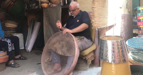 "اليوم السابع" يرصد مراحل تصنيع "المنخل والغربال" داخل أقدم ورشة فى طنطا.. وائل سعد: ورثت المهنة عن أجدادى ونحارب للحفاظ عليها.. ويؤكد: الشركات الصينية صنعت غربالا من الاستانلس ولكن المحلى أفضل.. صور