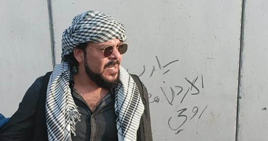 الفنان منذر الريحانة يرافق قافلة مساعدات لغزة ويكتب "مصر وفلسطين دم واحد".. صور