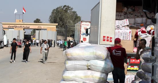 اليونان ترسل مساعدات إنسانية إلى قطاع غزة