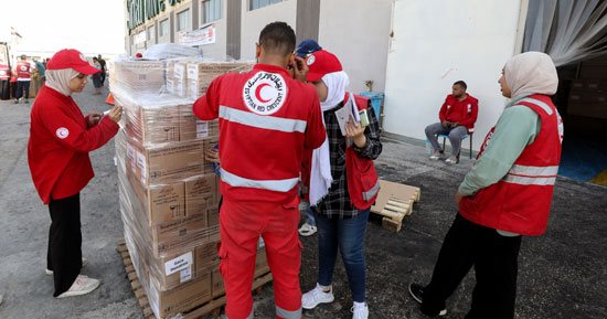الهلال الأحمر: نعمل لإدخال مساعدات لغزة ليلا ونهارا والدفع بـ200 شاحنة يوميا