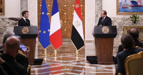 الرئيس الفرنسى فى مؤتمر صحفى بالاتحادية: نشكر مصر على جهودها منذ بداية الأزمة فى غزة 7 أكتوبر.. وقررنا إرسال طائرتى مساعدات وسفينة لدعم مستشفيات القطاع.. يؤكد: ما نريده مبادرة سلام وأمن تعالج المشكلة من الجذور