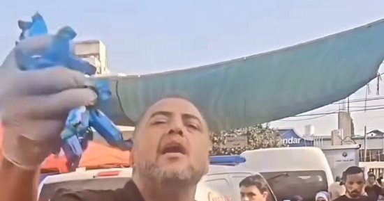 أولادى فداء الوطن.. فلسطيني يوزع الحلوى بعد استشهاد أولاده وزوجته 