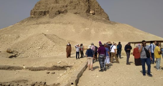 وفد سياحى أمريكى يزور هرم اللاهون بالفيوم