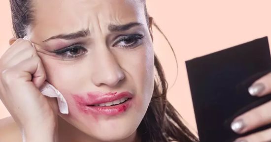 مناديل إزالة المكياج.. حل سريع يهدد بشرتك وصحة جلدك