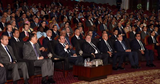خلال افتتاح معرض اتحاد الصناعات..الرئيس السيسى يطلب الوقوف دقيقة حدادا على أرواح الضحايا المدنيين.. ويحذر من حالة الاندفاع والغضب فى رد الفعل.. ويؤكد: مصر بشعبها وجيشها قادرة على حماية أمنها القومى