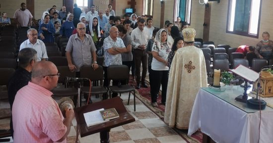 الأنبا توما يترأس القداس الإلهى من أجل السلام فى الأراضى المقدسة.. صور