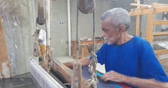 مهنة الستر.. قصة "عم أحمد" مع النول الفرعونى بإحدى قرى قنا.. تعلم الحرفة منذ نصف قرن.. كان يصدر منتجاته إلى السودان ودول أوروبا.. ويؤكد: نعتمد على النول وخيوط الحرير والفبران وتباع للسائحين.. صور