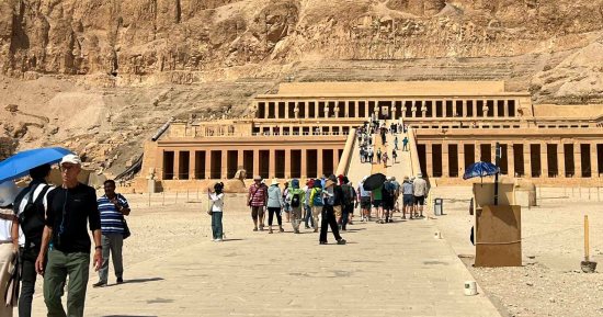 السياح يعيشون أجواء رائعة بالمعالم الأثرية والسياحية فى الأقصر .. مطلع الموسم السياحى الشتوى يحقق طموحات رجال السياحة والآثار .. خبير سياحى: أبرز الجنسيات الأسيوية والعرب وأمريكا وكندا وألمانيا وفرنسا وإنجلترا