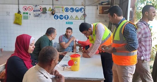 تطعيم 1034 عاملا بمجال الصرف الصحى في سوهاج لحمايتهم من الأمراض والأوبئة