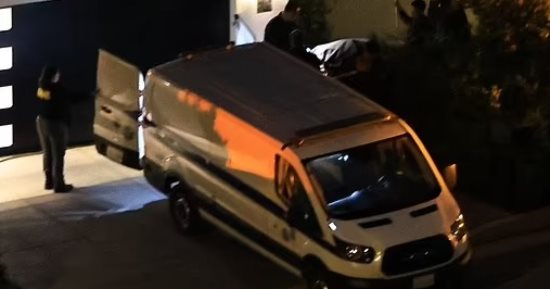 نقل جثمان ماثيو بيرى ومصادر: العثور على أدوية مضادة للاكتئاب فى منزله