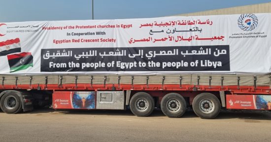 الطائفة الإنجيلية والهلال الأحمر يقدمان معونات طبية لمساعدة المتضررين فى درنة الليبية