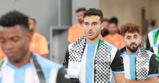 حمدي فتحي يدعم فلسطين مع الوكرة خلال مباراة أم صلال في الدوري القطري.. صور