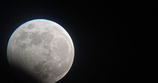 مركز الطقس الفضائي بجامعة حلوان يرصد ظاهرة خسوف القمر.. صور