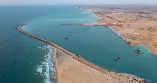 وزارة النقل تنفذ مشروعات ضخمة لتنمية سيناء.. ممر لوجستى من طابا للعريش يخدم مناطق الصناعة والتعدين ويربط البحر الأحمر بالمتوسط.. وإعادة تأهيل خطوط السكة الحديد لعبور القطارات من القاهرة لسيناء.. صور