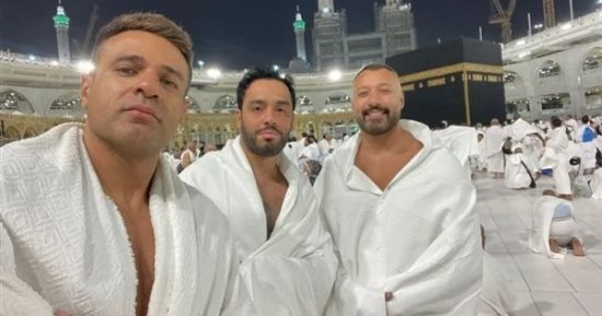رامى جمال ينشر صورة تجمعه بـ أحمد فهمي ومحمد نور بملابس الإحرام.. ويعلق: اللهم عودة