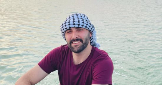  سوبر هيرو المصورين.. من هو الفلسطينى معتز العزايزة الذى فقد 25 من عائلته بغزة؟