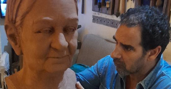الفنان ناثان دوس ينحت الأم فى آخر أعماله.. صور