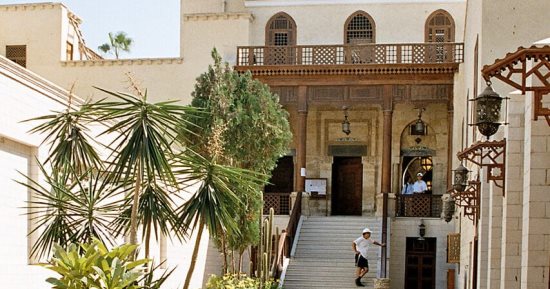 ما هو سر تسمية الكنيسة المعلقة فى مصر القديمة بهذا الاسم؟