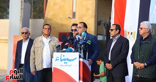 رئيس الوزراء يتفقد المساعدات الإنسانية بمنفذ رفح ويعقد مؤتمرا صحفيا عالميا.. مدبولى: مصر تتحرك منذ اللحظة الأولى على كافة المستويات لبحث كيفية حلحلة هذه الأزمة الإنسانية غير المسبوقة.. وأتوجه بالشكر للمتطوعين