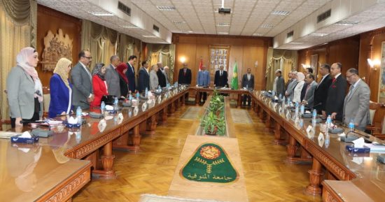 مجلس جامعة المنوفية يستهل اجتماعه بالوقوف دقيقة حداد على أرواح شهداء غزة