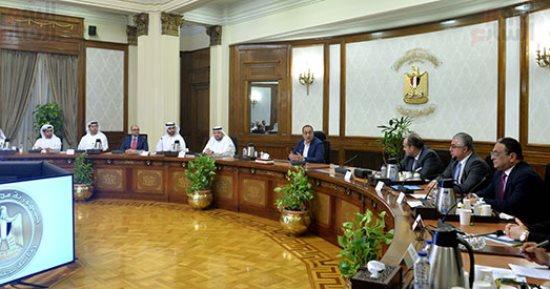 رئيس الوزراء يلتقى وزير الاستثمار الإماراتى وعددا من المستثمرين.. صور