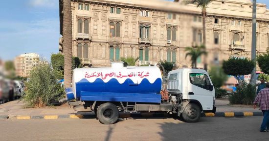 انتشار سيارات الصرف بشوراع وميادين الإسكندرية تحسبا لهطول الأمطار.. صور