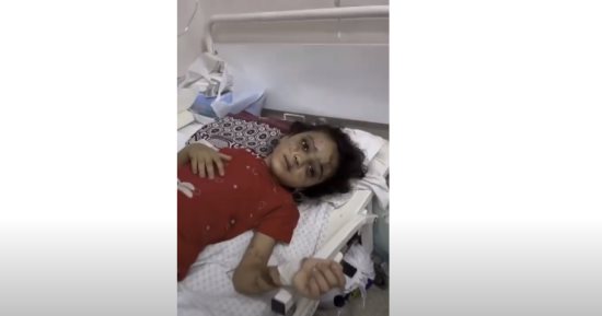 الطفلة "رفيف" فقدت عائلتها بغزة ولم تعلم وتحلم بشراء باربى وهدية لوالدتها