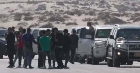 مصطفى مدبولى يصل مقر الكتيبة 101 يرافقه رئيس اتحاد قبائل سيناء.. فيديو