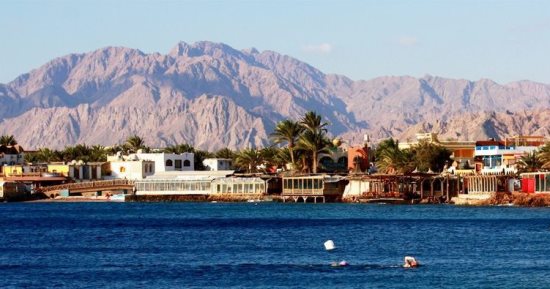 شواطئ دهب بسيناء قبلة السياح..  لماذا سميت بهذا الاسم وما الذى يميزها ؟