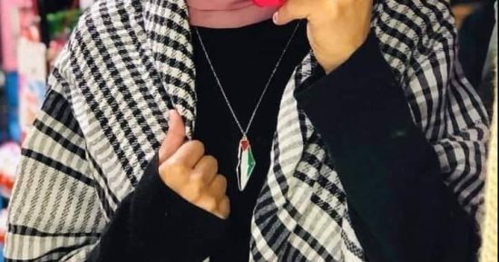 إيشارب وإكسسوارات بعلم فلسطين.. أبرز اتجاهات الموضة للتضامن مع غزة