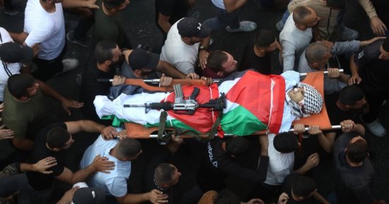 تشييع جنازة شهداء فلسطينيين جراء الغارات الإسرائيلية على مخيم جنين 