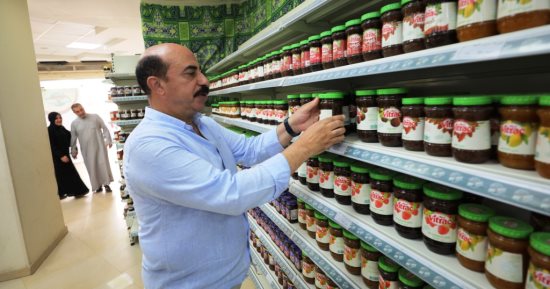 محافظ أسوان يتابع تطبيق مبادرة تخفيض أسعار السلع