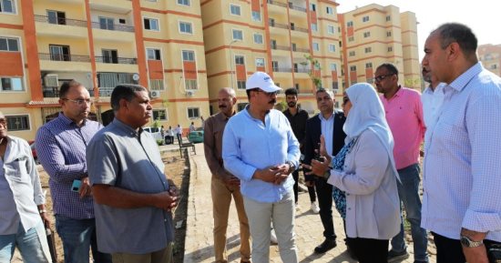 محافظ أسوان يتابع الأعمال الجارية بمشروع حى اللوتس 