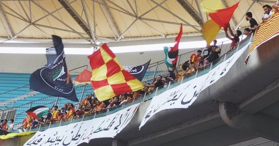 فلسطين وطن يعيش فينا.. جماهير الترجى تدعم غزة فى مباراة الوداد