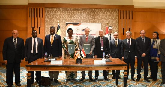 ‫وزير الرى يوقع ملحق اتفاق لمشروع مقاومة الحشائش المائية مع وزيرة زراعة أوغندا