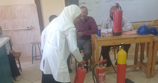 وزارة العمل تنظم ندوتين بالوادى الجديد لتوعية طلاب وعاملين بثقافة السلامة المهنية