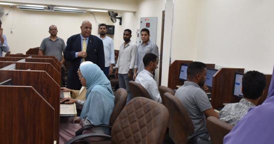 رئيس جامعة الأقصر يتفقد امتحانات شهادة أساسيات التحول الرقمى.. صور