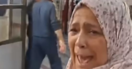ممرضة فلسطينية تشاهد ابنتها بالصدفة على حمالة المصابين.. فيديو