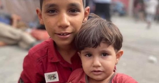 مشاهد لأشقاء فلسطينيين يضربون أروع الأمثلة فى السند.. "فى ضهر بعض"