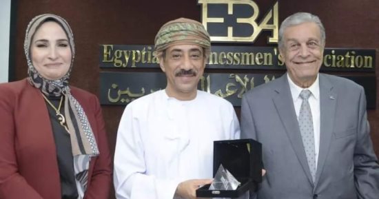 جمعية رجال الأعمال تبحث مع سفير عمان فرص التعاون بقطاع المشروعات الصغيرة