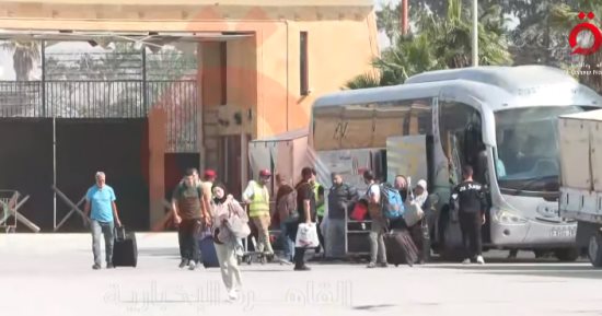 حاملو الجنسيات المزدوجة من معبر رفح يوجهون الشكر للدولة المصرية.. إحدى المواطنات: بيتنا هُدم ونشكر مصر على وقفتها معنا.. وأخرى تؤكد: نحن شعب واحد والمصريون دائما فى مقدمة الداعمين لفلسطين