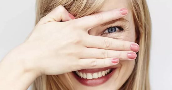 وصفات طبيعية لعلاج جفاف الجلد حول العينين.. من جل الصبار للعسل