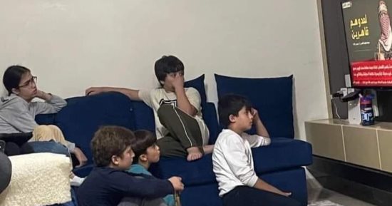 هل تأثر طفلك بمتابعة أخبار الحرب على غزة؟ اعرف الأعراض وكيف تقلل قلقه